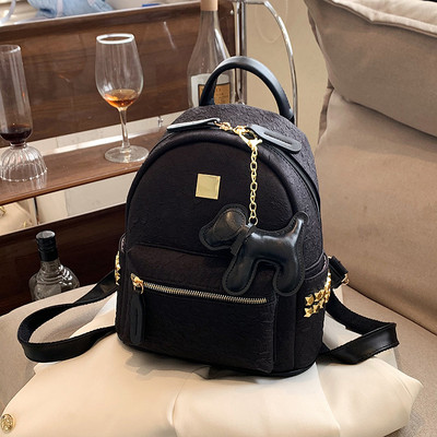 Stilīga sieviešu mugursoma ar 3D elementu un metāla kniedēm