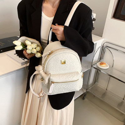 Stilīga sieviešu mugursoma ar 3D elementu un metāla kniedēm