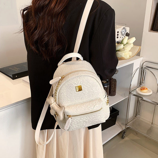 Stilīga sieviešu mugursoma ar 3D elementu un metāla kniedēm