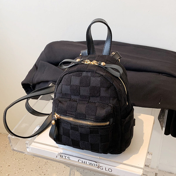 Sieviešu ziemas mugursoma ar ārējo kabatu