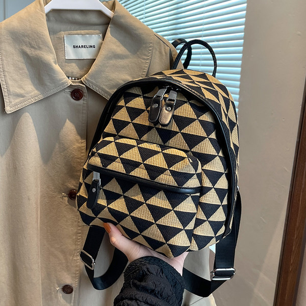 Ženski ruksak s printom i prednjim džepom na patentni zatvarač