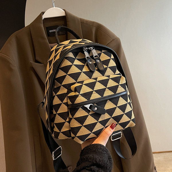 Ženski ruksak s printom i prednjim džepom na patentni zatvarač