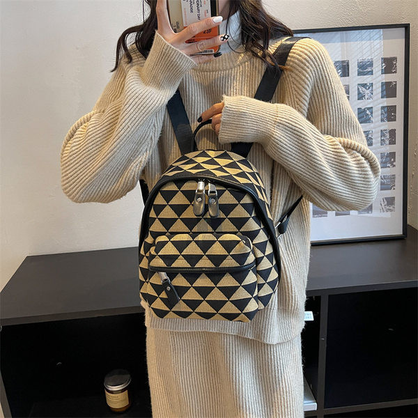 Ženski ruksak s printom i prednjim džepom na patentni zatvarač