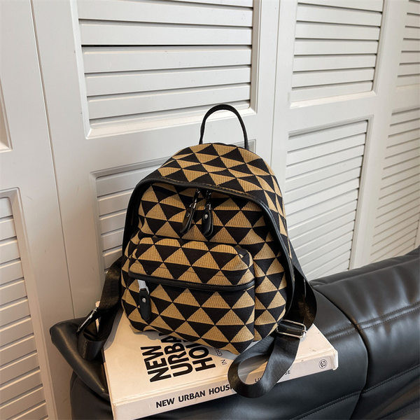 Ženski ruksak s printom i prednjim džepom na patentni zatvarač