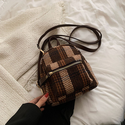 Tekstila rudens-ziemas mugursoma ar ārējo kabatu