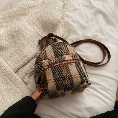 Tekstila rudens-ziemas mugursoma ar ārējo kabatu