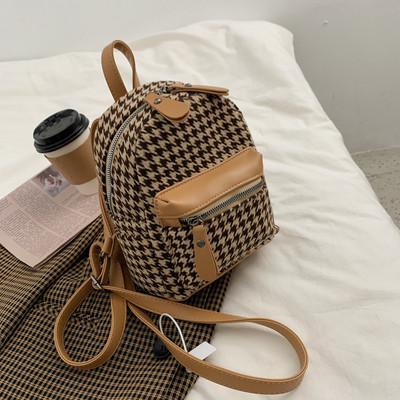 Karirani ženski ruksak od eko kože sa patentnim zatvaračem