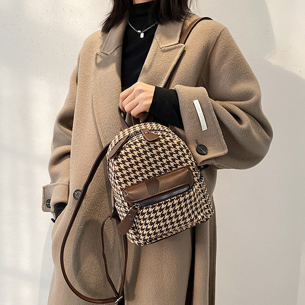 Karirani ženski ruksak od eko kože sa patentnim zatvaračem