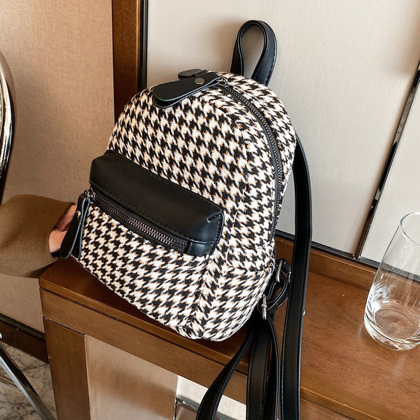 Karirani ženski ruksak od eko kože sa patentnim zatvaračem