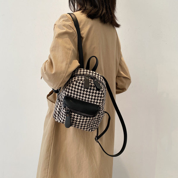 Karirani ženski ruksak od eko kože sa patentnim zatvaračem