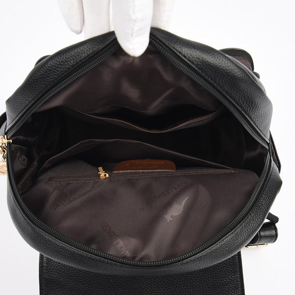 Sieviešu ādas mugursoma - ar metāla aizdari