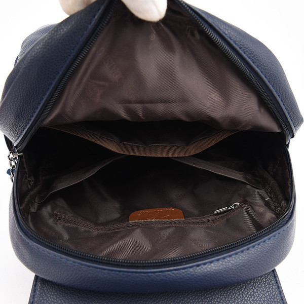 Sieviešu ikdienas mugursoma no eko ādas ar metāla elementiem