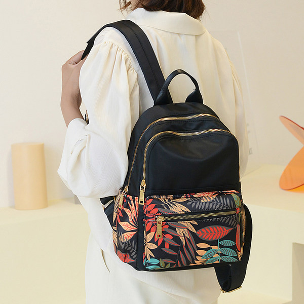 Sieviešu mugursoma - ar ziedu motīviem