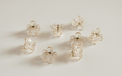 Sieviešu matu sprādze zieda formā