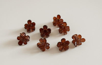 Sieviešu matu sprādze zieda formā