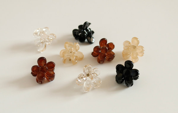 Sieviešu matu sprādze zieda formā