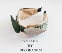 Sieviešu galvas lente ar platu malu un lenti