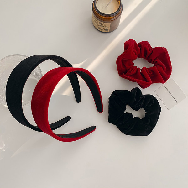 Sieviešu diadēma un matu gumija