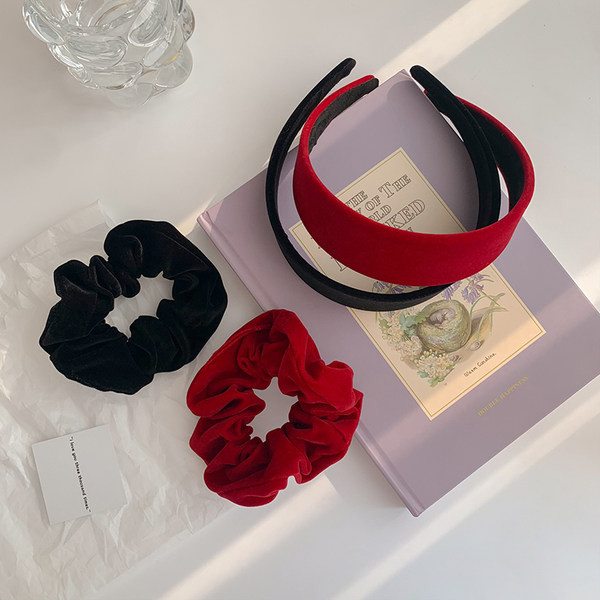 Sieviešu diadēma un matu gumija