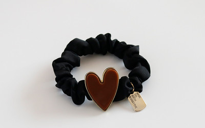 Dekoratiivse südamega naiste kummikud