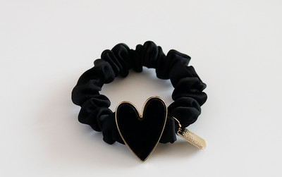 Dekoratiivse südamega naiste kummikud