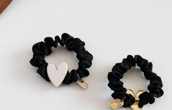 Dekoratiivse südamega naiste kummikud