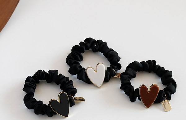 Dekoratiivse südamega naiste kummikud