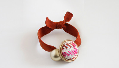 Модерен дамски ластик за коса с декорация перли