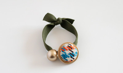 Модерен дамски ластик за коса с декорация перли