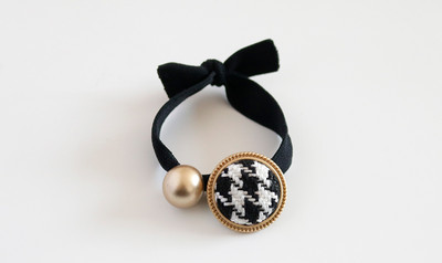 Модерен дамски ластик за коса с декорация перли