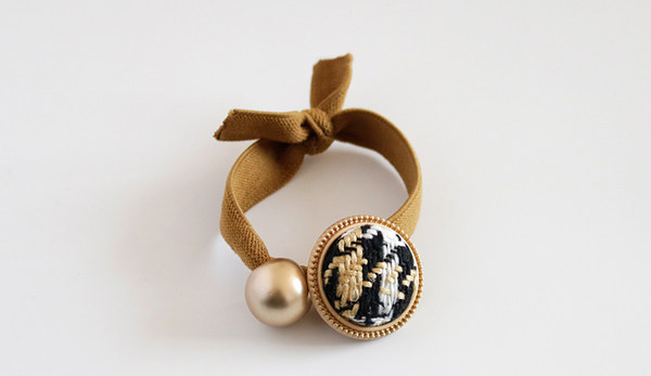 Модерен дамски ластик за коса с декорация перли