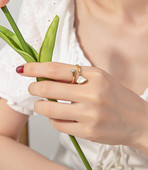 Дамски златист пръстен- с камък