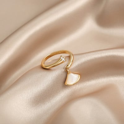 Дамски златист пръстен- с камък