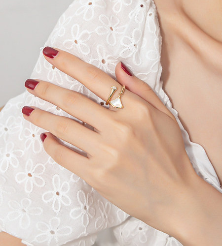 Дамски златист пръстен- с камък