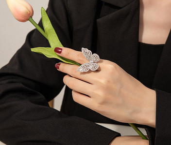 Модерен дамски пръстен с 3D елемент пеперуда с камъни