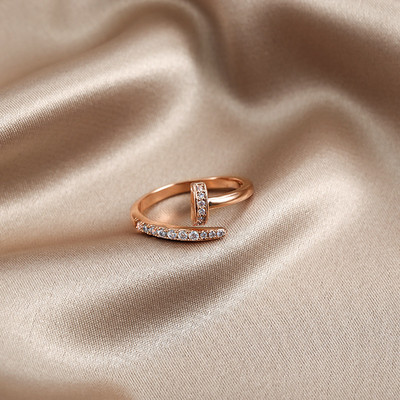 Дамски модерен пръстен с декоративни камъни