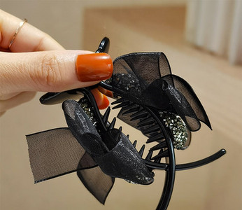 Дамска модерна щика за коса с лъскаво елементи