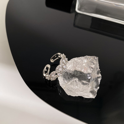 Дамски сребрист пръстен с камъни