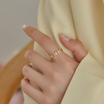 Дамски златист пръстен -с камъни