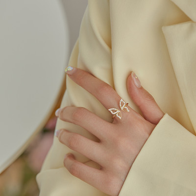 Дамски златист пръстен -с камъни