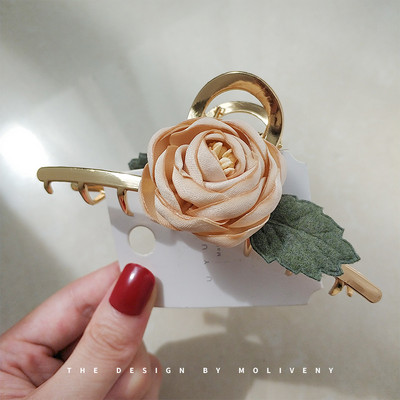 Дамска шнола за коса с флорален мотив