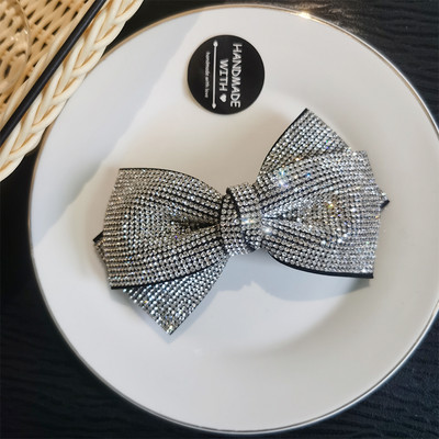 Елегантна щипка в формата на панделка с камъни