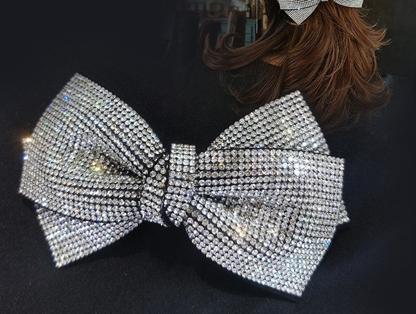 Елегантна щипка в формата на панделка с камъни