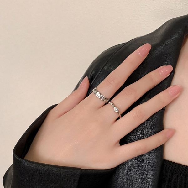 Регулируем дамски пръстен в сребрист цвят -два модела