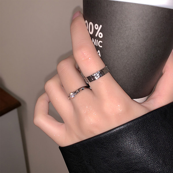 Регулируем дамски пръстен в сребрист цвят -два модела