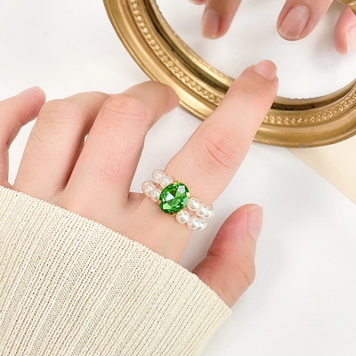 Модерен дамски пръстен с камъни и перли