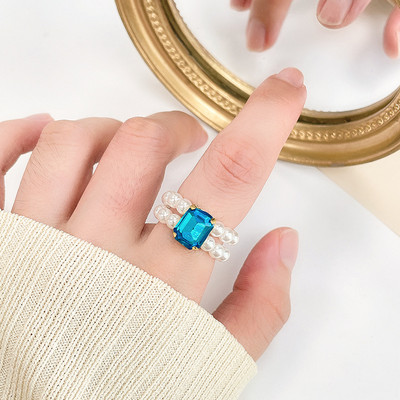 Модерен дамски пръстен с камъни и перли