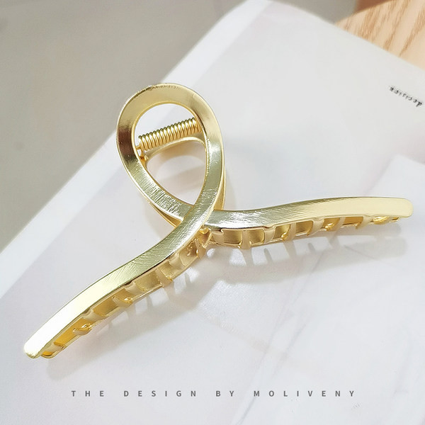 Дамска шнола за коса - изчистен модел