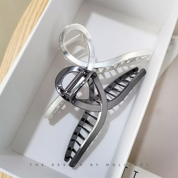 Дамска шнола за коса - изчистен модел