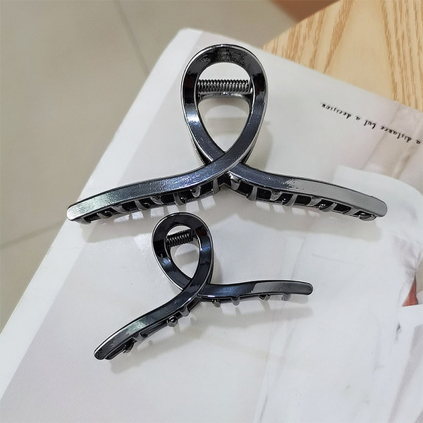 Дамска шнола за коса - изчистен модел